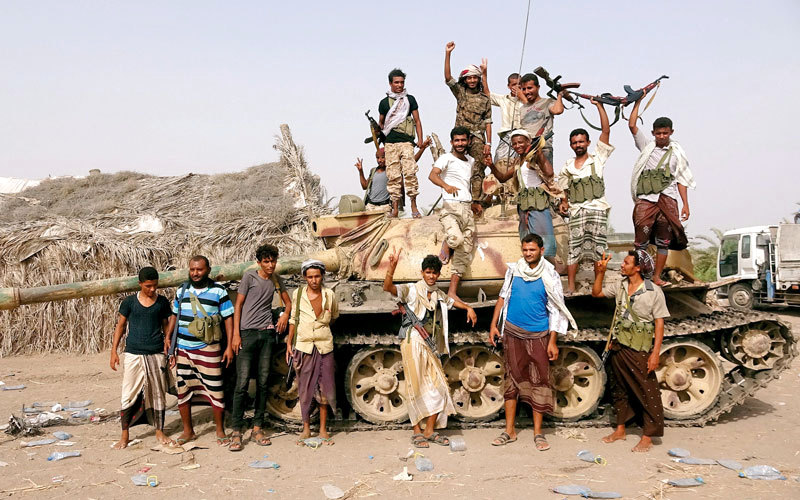 مقاتلون من المقاومة اليمنية على أبواب الحديدة. رويترز