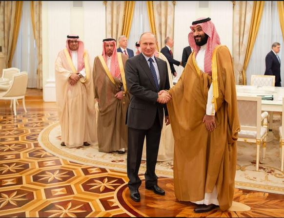ولي العهد السعودي يلتقي بوتين ويوقع على الكرة التذكارية للمونديال