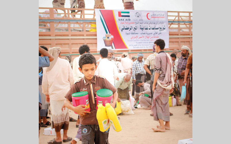 توزيع 6500 سلة غذائية على أهالي وسكان مديرية نصاب في محافظة شبوة.  وام