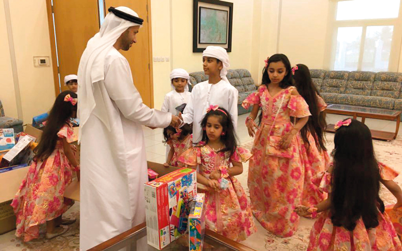 خلال توزيع الهدايا على الأطفال في مويلح. من المصدر