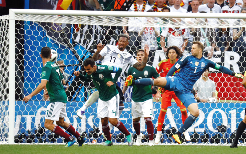 حارس ألمانيا نوير يشارك زملاءه في الهجوم لإدراك التعادل بمرمى المكسيك خلال الوقت القاتل. رويترز