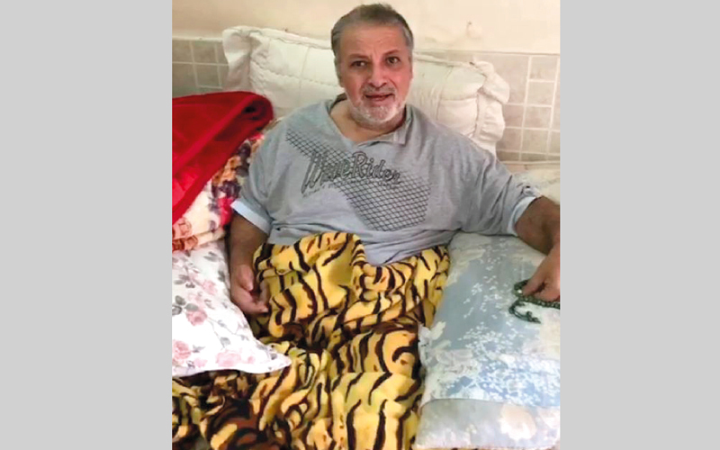 «أشرف» مصاب بجلطة دماغية ولا يستطيع الحركة. الإمارات اليوم