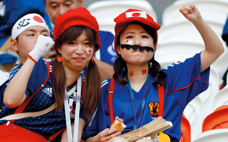 فتاتان يابانيتان ظهرتا بطريقة مميزة، خلال تشجيع «الساموراي» في الظهور الأول بالمونديال أمس. أ.ف.ب