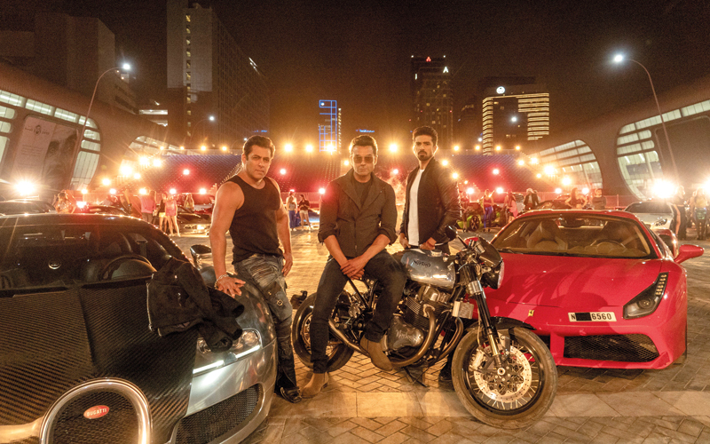 سلمان خان وبوبي ديول وثاقب سليم في مركز أبوظبي الوطني للمؤتمرات (أدنيك) خلال تصوير الفيلم. من المصدر