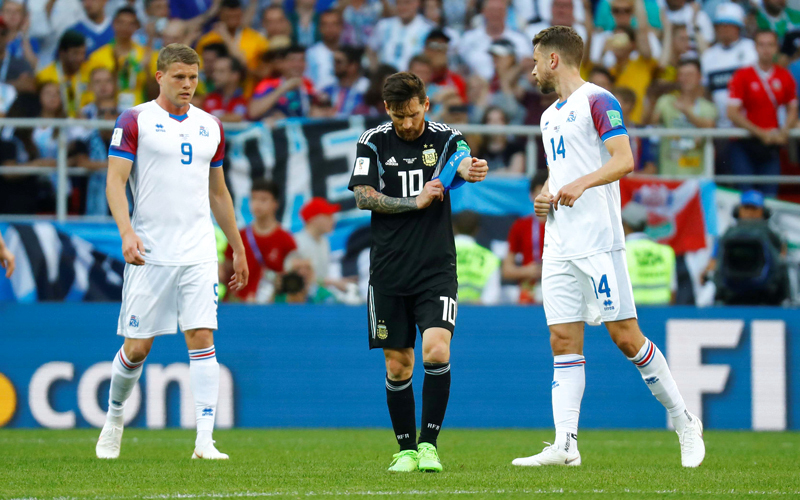 ميسي أهدر ركلة جزاء في مباراة الأرجنتين وآيسلندا التي انتهت بالتعادل 1-1. رويترز
