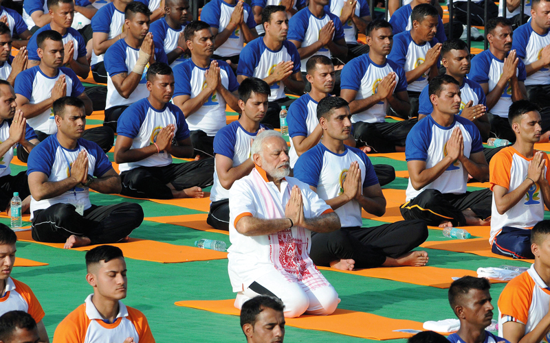 آلاف يشاركون رئيس وزراء الهند في اليوم العالمي لليوغا