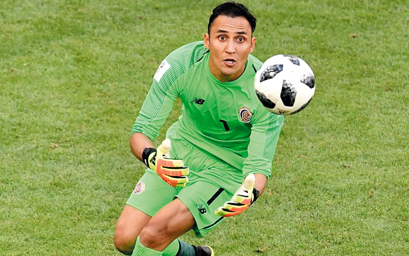 نافاس يتهيأ للتصدي لسحر الكرة البرازيلية. أ.ف.ب