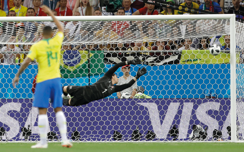 كرة النجم البرازيلي كوتينيو تعانق شباك المنتخب السويسري. أ.ب