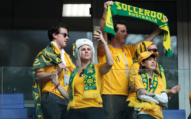 مجموعة من مشجّعي أستراليا الذين حضروا بكثافة إلى ملعب كوسموس أرينا. رويترز