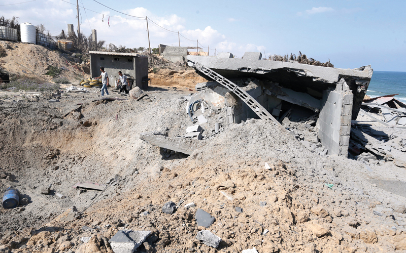 قاعدة للجهاد الاسلامي في غزة دمرتها الطائرات الاسرائيلية خلال اشتباكات يوم الثلاثاء الماضي. رويترز