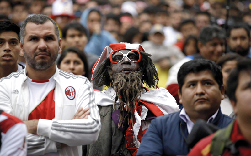 الحسرة واضحة على وجوه جمهور منتخب البيرو بعد الخسارة من فرنسا. أ.ب