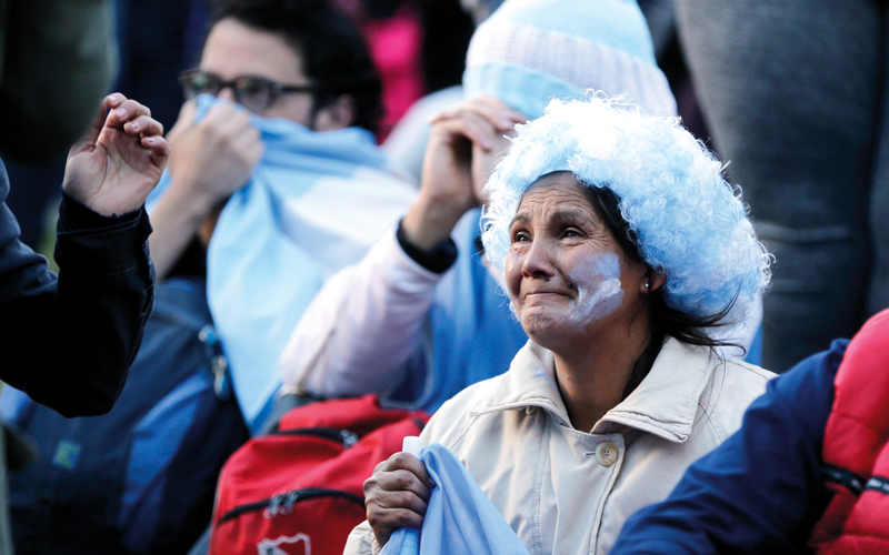 مشجّعة أرجنتينية تبكي لخسارة منتخب بلادها من كرواتيا 3- صفر، وتأزّم موقفه في التأهل إلى الدور الثاني. أ.ب