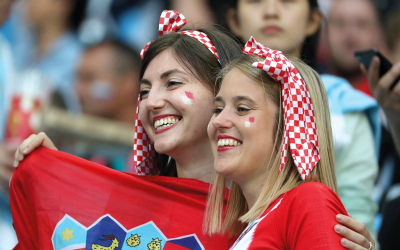 مشجّعتان لمنتخب كرواتيا خلال تشجيعهما منتخب بلادهما في مواجهة الأرجنتين، أول من أمس، التي انتهت بفوز كرواتيا 3- صفر. رويترز