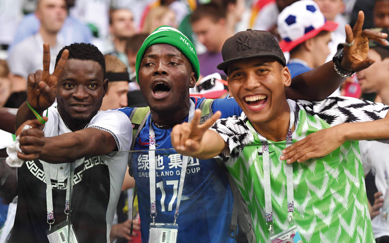 فرحة غامرة سيطرت على الجمهور النيجيري، بعد الفوز على آيسلندا بهدفين نظيفين، أول من أمس. أ.ف.ب