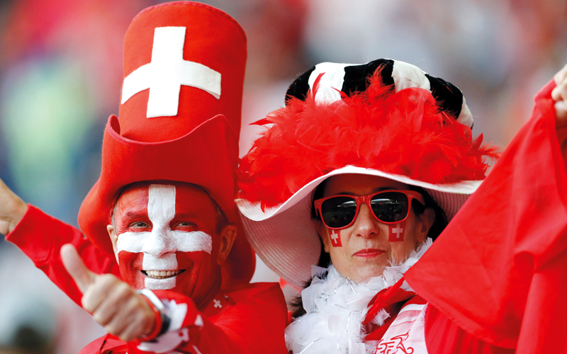 مشجعان لمنتخب سويسرا في ملعب كالينغراد، لمتابعة مباراة سويسرا وصربيا التي انتهت بفوز سويسرا 2-1. أ.ب