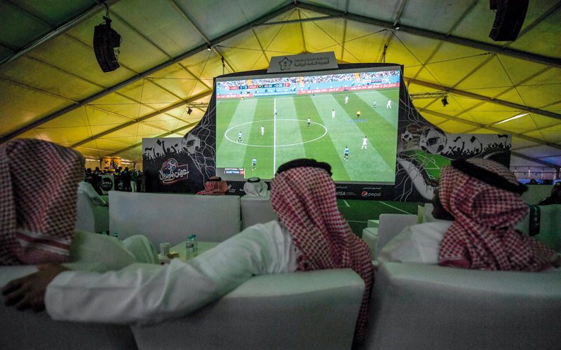 مشجعون سعوديون يتابعون منتخب بلادهم في مونديال روسيا. أ.ف.ب