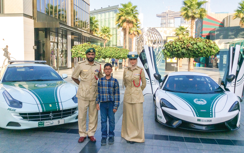 شرطة دبي تلبي أمنية طفل بركوب سيارة فارهة