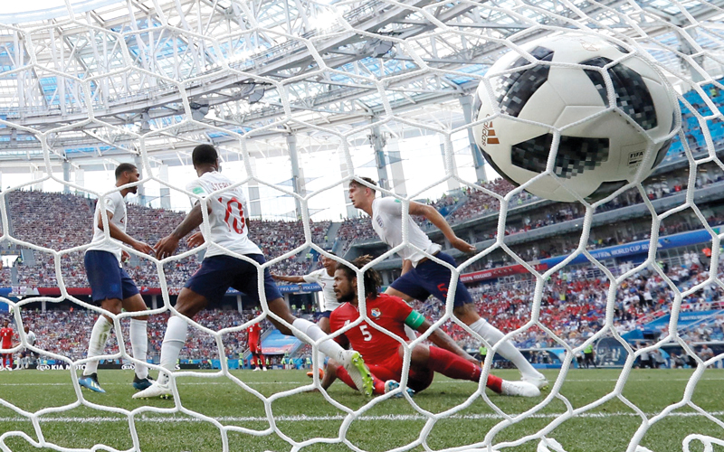 كرة المدافع الإنجليزي ستونز تعانق شباك بنما. رويترز