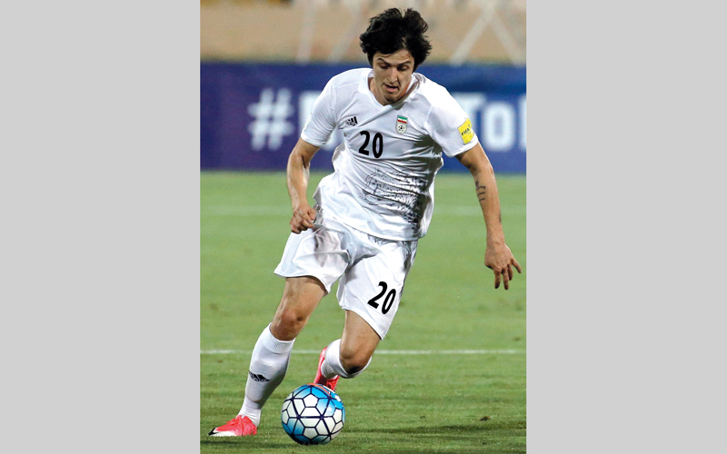 النجم الإيراني ساردار آزمون أمل إيران في هز شباك البرتغال.  أ.ف.ب