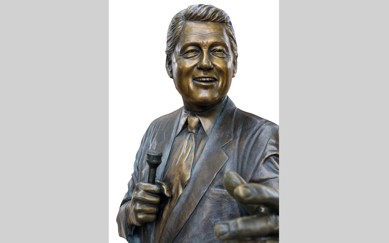 يوجد العديد من التماثيل البرونزية في «مدينة الرؤساء» بوسط مدينة رابيد سيتي، مثل تمثال بيل كلينتون. د.ب.أ