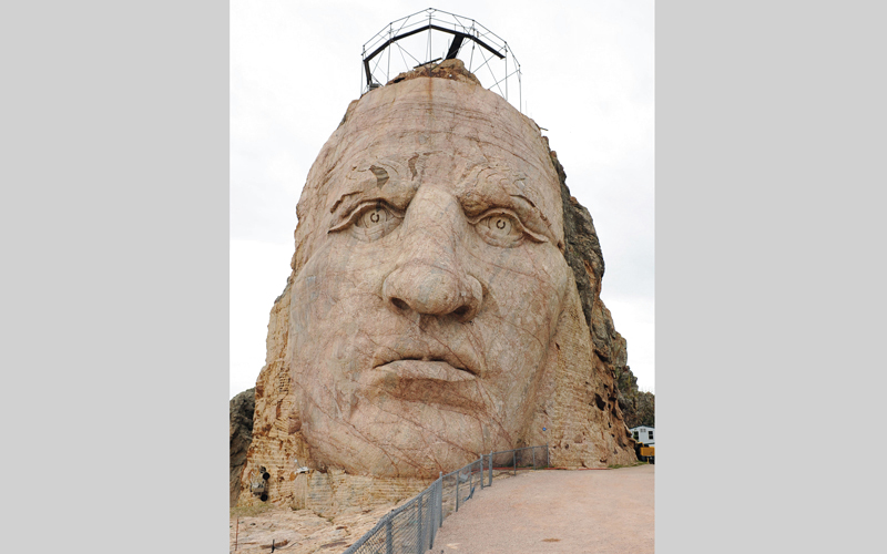 ارتفاع الوجه بالنصب التذكاري كريزي هورس يبلغ نحو 27 متراً. د.ب.أ