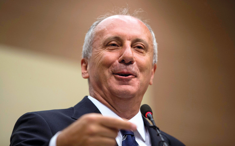 زعيم حزب الشعب الجمهوري المعارض محرم إينجه يتحدث في مؤتمر صحافي بعد خسارته الانتخابات.  أ.ف.ب