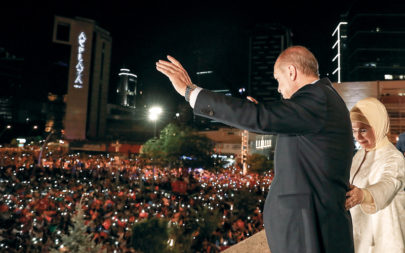 أردوغان يخاطب أنصاره من خلال شرفة بمقر حزبه في أنقرة.  أ.ف.ب
