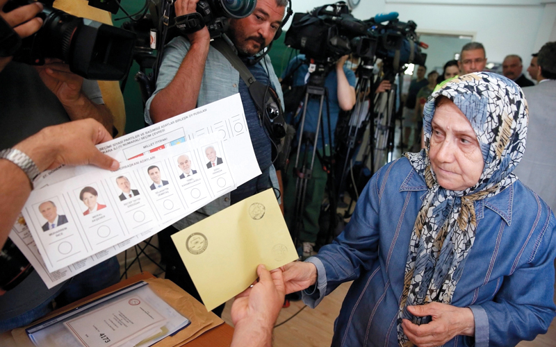 امرأة تستعد للإدلاء بصوتها في الانتخابات التركية.  أ.ف.ب