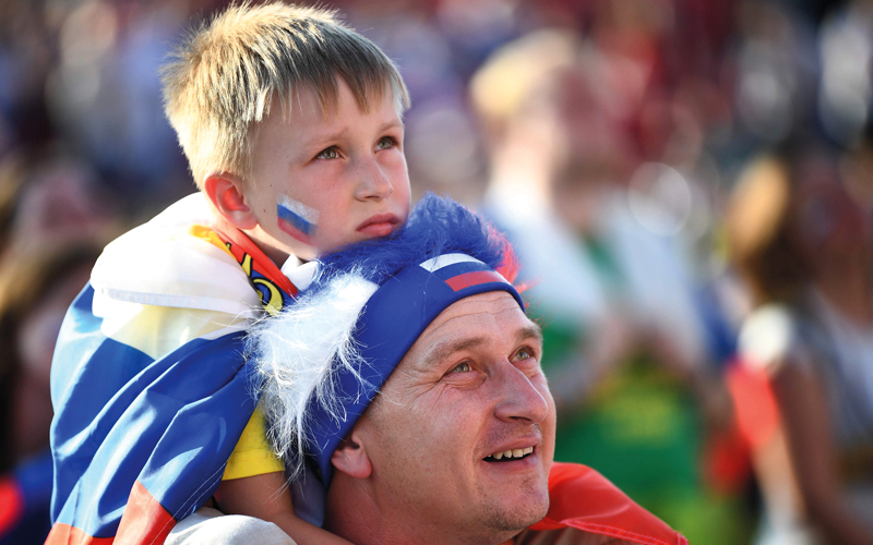 مشجع روسي يتابع مباراة بلاده أمام أوروغواي في إيكاترينبرغ. أ.ف.ب