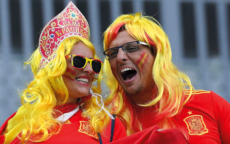 جمهور إسباني بلباس شعبي تقليدي، دعماً لمنتخبهم في مباراة المغرب. أ.ف.ب