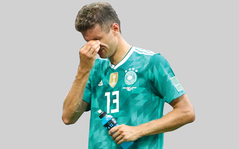 مهاجم المنتخب الألماني مولر يزرف الدموع. رويترز