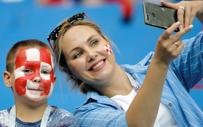 مشجّعة كرواتية تلتقط «سيلفي»  خلال المباراة التي جمعت كرواتيا مع آيسلندا على ملعب روستوف أرينا. أ.ب