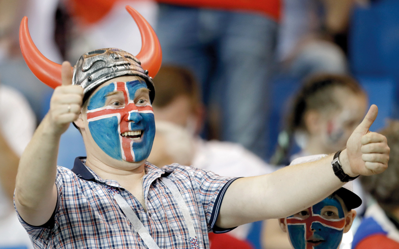 مشجّع آيسلندي رسم علم بلاده على وجهه، وبدت عليه الحماسة خلال مباراة منتخب بلاده مع كرواتيا. أ.ب