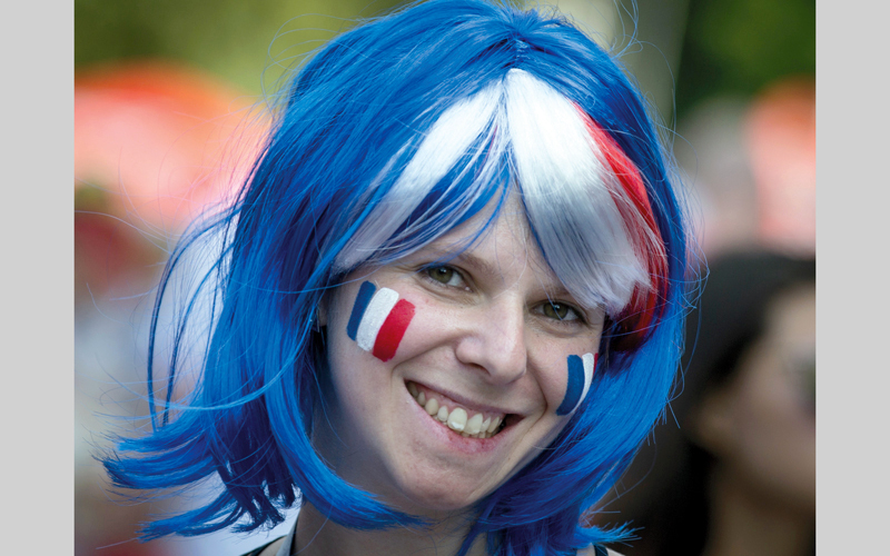 مشجّعة فرنسية تبتسم خلال حضورها مباراة «الديوك» مع الدنمارك التي استضافها ملعب لوجنيكي وانتهت بالتعادل السلبي. أ.ب