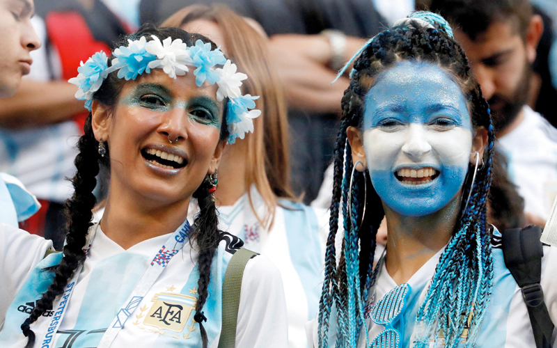 مشجّعتان أرجنتينيتان في ملعب سانت بطرسبرغ لمؤازرة «التانغو» أمام نيجيريا أول من أمس. رويترز