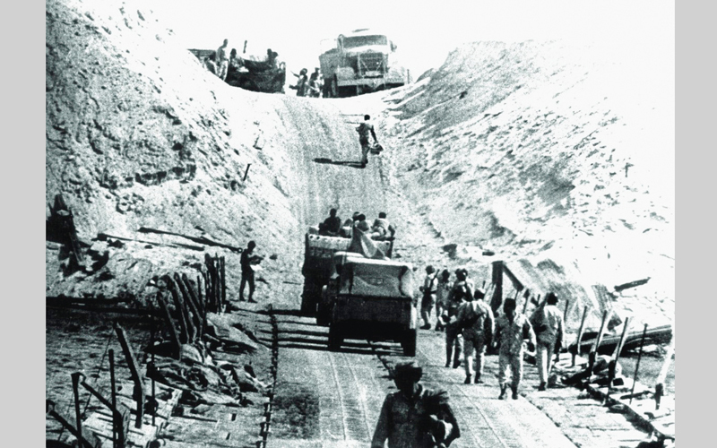 القوات المصرية تقتحم خط بارليف أخطر ساتر ترابي  بُني للفصل بين المتحاربين. أرشيفية