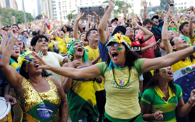برازيليون يحتفلون بتأهل السامبا. أ.ب