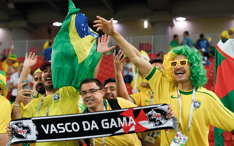 مشجّعون برازيليون يرفعون شعار نادي فاسكو دي غاما. أ.ف.ب