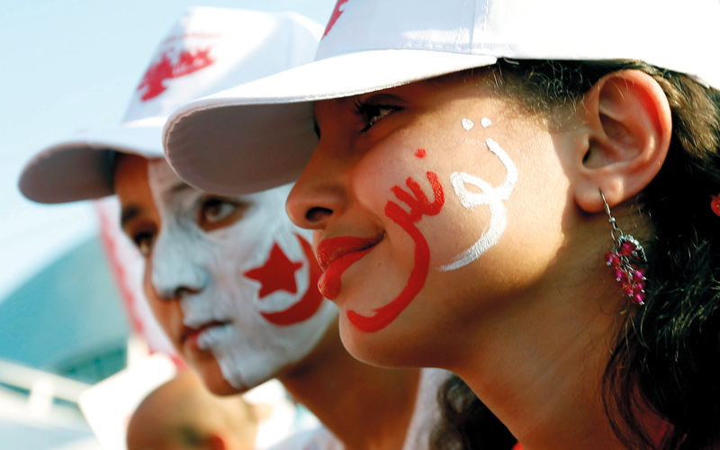فتاة تونسية، كتبت اسم بلادها على وجهها، تبدو سعيدة خلال مباراة «نسور قرطاج» وبنما التي انتهت بفوز تونس 2-1.  رويترز