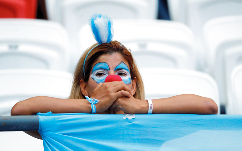 مشجعة أرجنتينية في ملعب كازان أرينا، لمساندة «التانغو» أمام فرنسا، أمس. رويترز