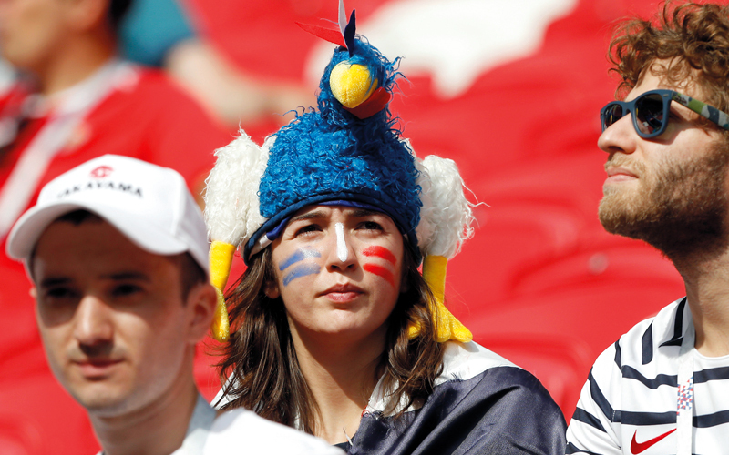 مشجعة فرنسية وجدت مبكراً في ملعب كازان أرينا، لتشجيع «الديوك» أمام الأرجنتين، في ثمن نهائي المونديال أمس. أ.ب