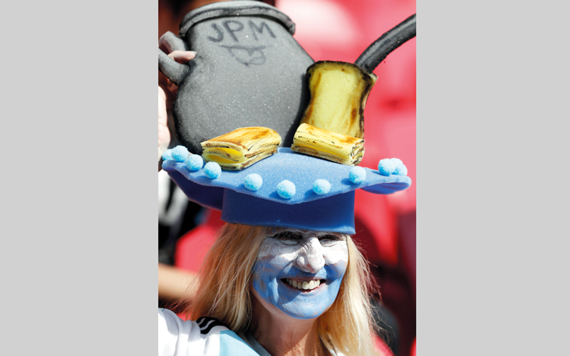 مشجعة أرجنتينية استعدت بطريقتها الخاصة، لمؤازرة «التانغو» أمام فرنسا أمس. أ.ب