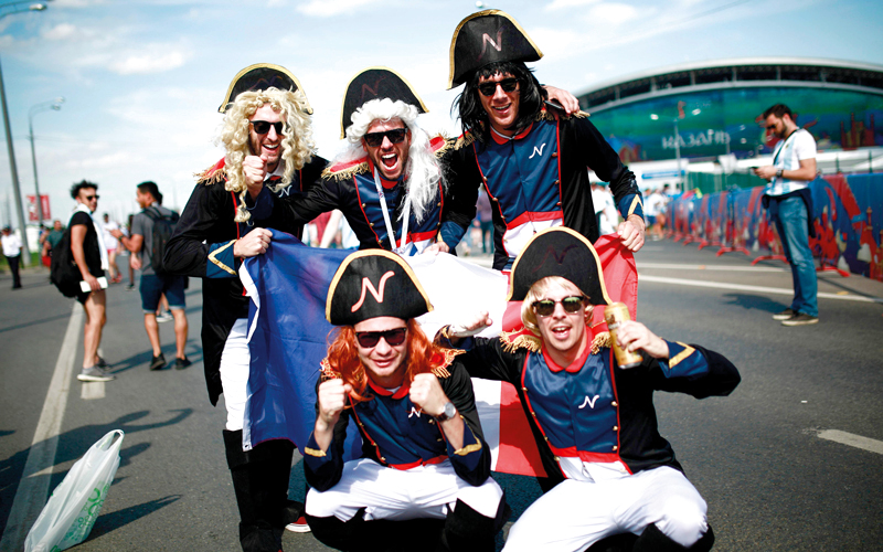 مشجعو منتخب فرنسا متحمسون لمؤازرة «الديوك» أمام الأرجنتين، أمس، على ملعب كازان أرينا. أ.ف.ب