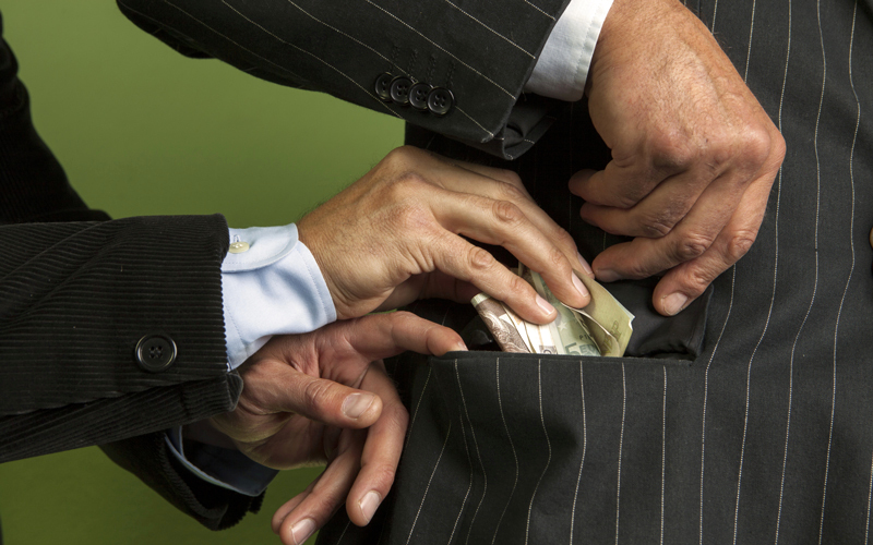 المتهمان قبض عليهما متلبسين أثناء تسليمهما مبلغ الرشوة.

أرشيفية