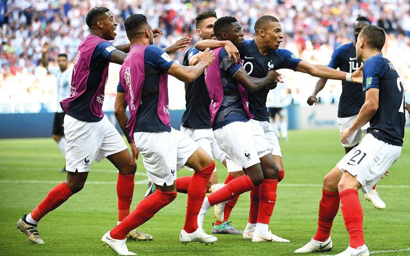 لاعبو فرنسا يحتفلون بالهدف الرابع الذي سجله مبابي. أ. ف. ب