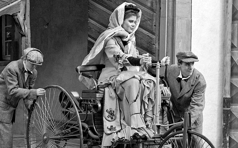 10 محطات في تاريخ المرأة والسيّارة