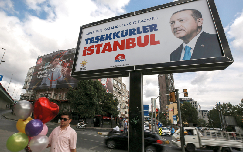لافتة انتخابية في اسطنبول تعكس صورة الرئيس اردوغان،  ا ب