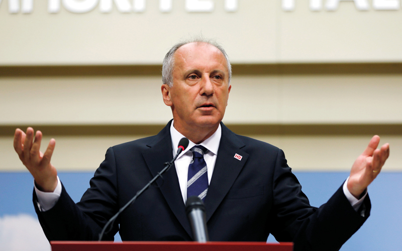 زعيم المعارضة الرئيسة محرم انجي يعبر عن فشله في الانتخابات. أ.ب