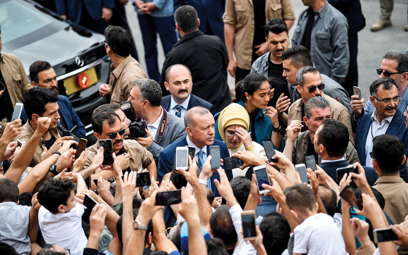 أنصار أردوغان يتحلّقون حوله بعد فوزه في الانتخابات. أ.ف.ب