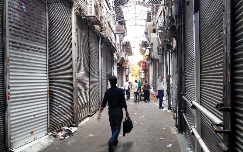 المتشددون أجبروا التجار في «بازار طهران» على إغلاق متاجرهم. إي.بي.إيه
